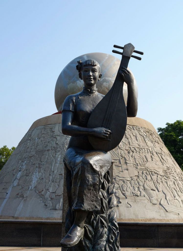 彈奏人物雕塑，公園銅雕彈琵琶的女孩彈雕塑