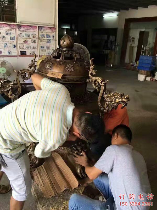 制作中博山爐銅雕塑