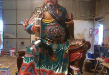 大型看書關公神像廠家，仿古神像，彩繪關公神像生產(chǎn)
