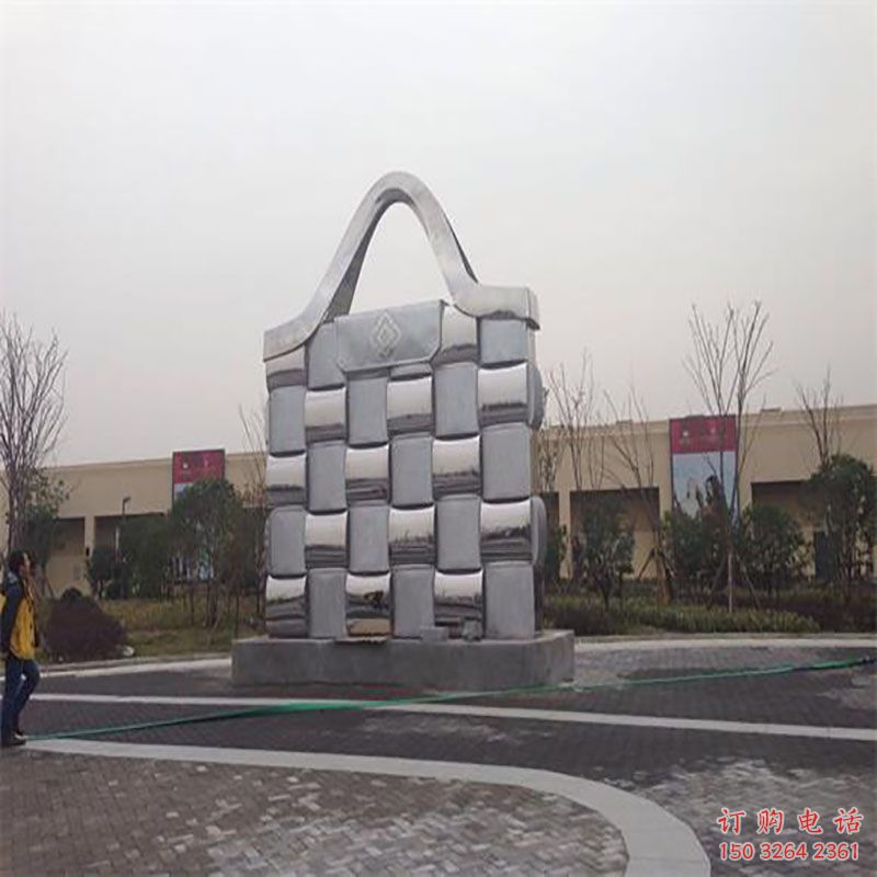 陽(yáng)江景觀背包雕塑優(yōu)選，陸地?cái)[件，園林不銹鋼背包雕塑供應(yīng)