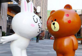 倉山步行街布朗熊雕塑，玻璃鋼動物雕塑，卡通方式