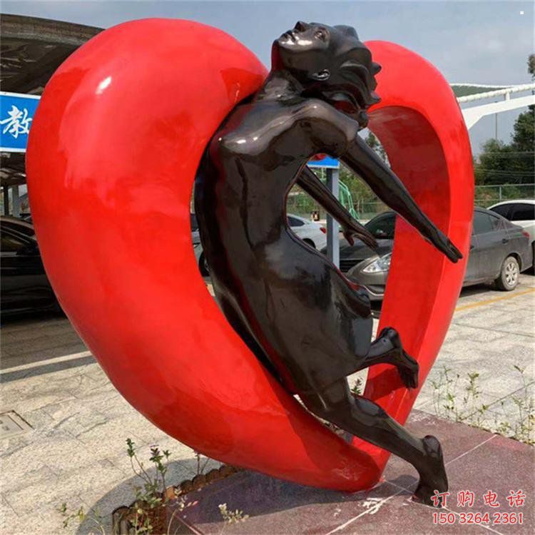 南寧草地心形人物雕塑
